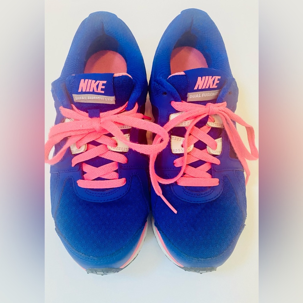 Nike Dual Fusion Woman’s running shoes size 8 1/2 pre-owned. Great condition!